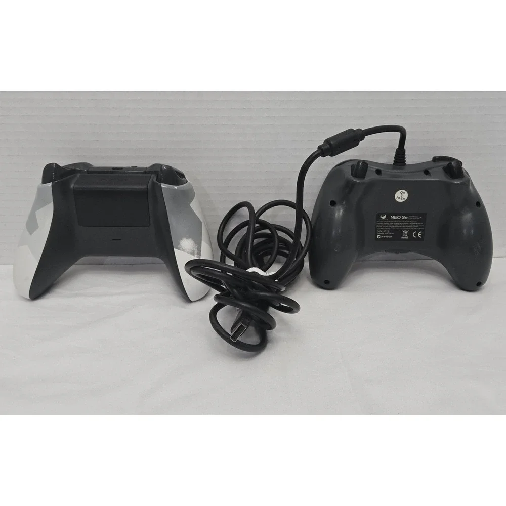 Lot Of 2 Microsoft‎ Xbox Controllers Wireless Winter Forces / Joytech Neo Wired